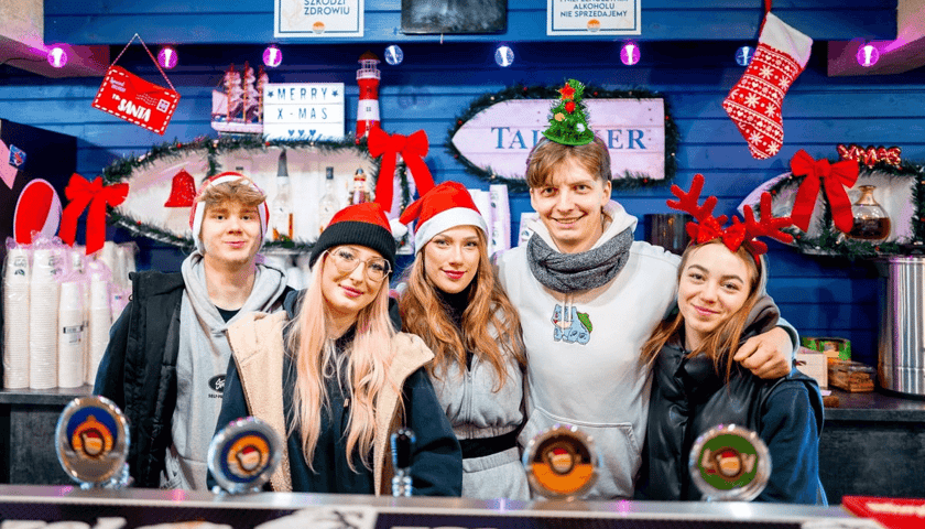 Ludzie pozują do zdjęcia podczas otwarcia Jarmarku świątecznego na Kleczkowie.