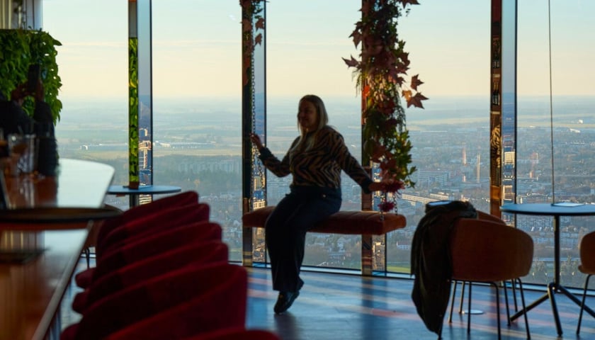 Kobieta na huśtawce z widokiem na miasto