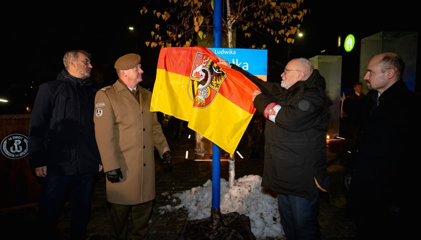 Wzruszająca uroczystość upamiętniająca śmierć podpułkownika „Zbroi”. Teraz jego imię nosi wrocławski skwer