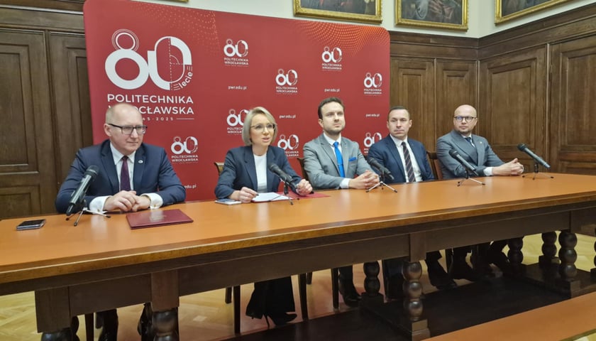 Konferencja prasowa na Politechnice Wrocławskiej, która odbyła się 28 listopada 2025 roku. Od lewej prof. Arkadiusz Wójs, rektor Politechniki Wrocławskiej, Anna Sobolak, posłanka na Sejm RP, dr. Piotr Kozdrowicki, wicewojewoda dolnośląski, Paweł Gancarz, marszałek dolnośląski i Jakub Mazur, wiceprezydent Wrocławia.