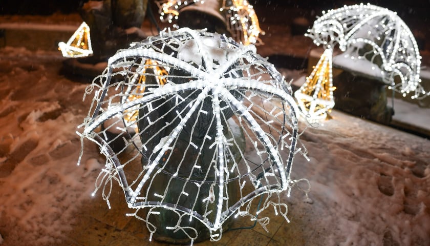 Rozświetlona fontanna przy Wrocławskim Teatrze Lalek