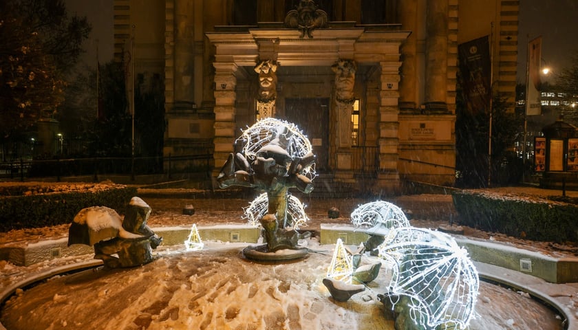 Rozświetlona fontanna przy Wrocławskim Teatrze Lalek