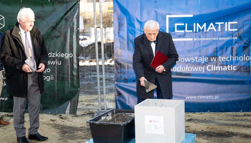 Prof. Wojciech Witkiewicz, dyrektor Wojewódzkiego Szpitala Specjalistycznego we Wrocławiu, podczas wmurowania kamienia węgielnego.