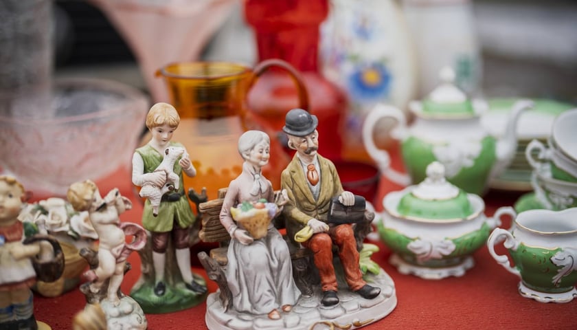 Giełda Staroci pod Iglicą przy Hali Stulecia we Wrocławiu 29 listopada 2025 r. Na zdjęciu porcelanowe figurki