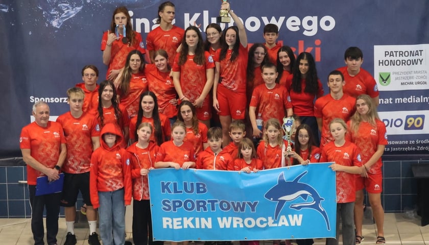 Zawodnicy klubu UKS Rekin SP50 Wrocław z Pucharem Polski zdobytym w 2025 roku.
