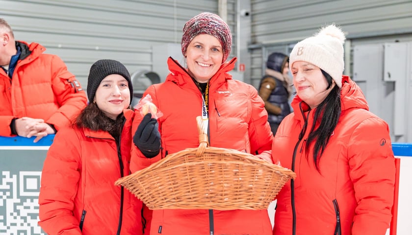 Andrzejki na lodowisku przy ul. Spiskiej we Wrocławiu