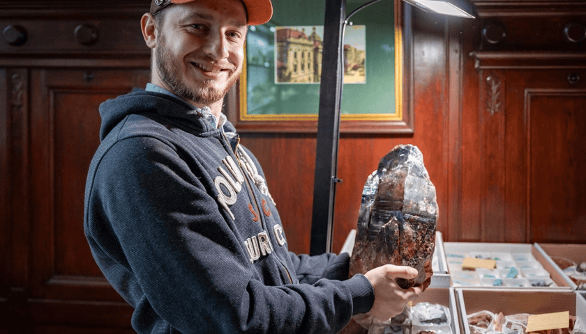 Świąteczne Targi Minerałów, Biżuterii i Wyrobów Jubilerskich we wrocławskiej siedzibie NOT - mężczyzna pokazuje minerał