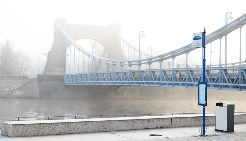 Wrocław, most Grunwaldzki i okolica we mgle (zdjęcie ilustracyjne)