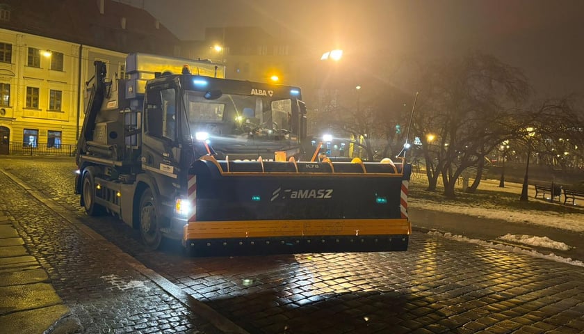 Pługosyparka na ulicy we Wrocławiu 