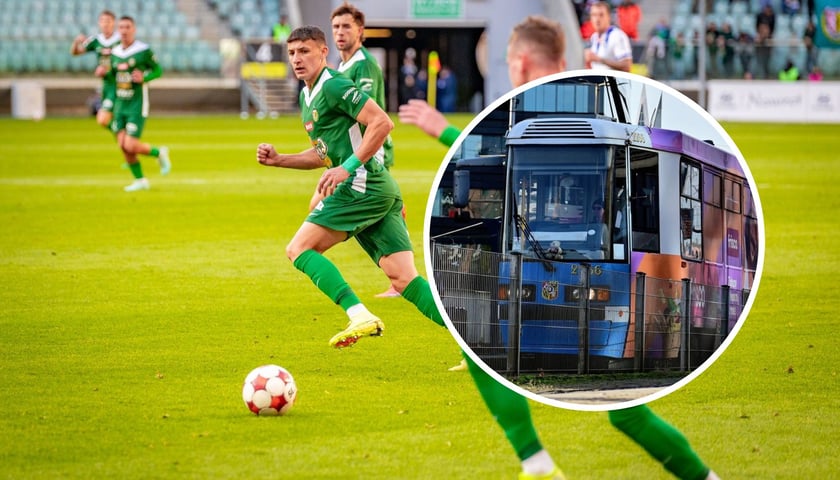 Na dużym archiwalnym zdjęciu mecz WKS-u na Tarczyński Arena. Na małym tramwaj MPK Wrocław 