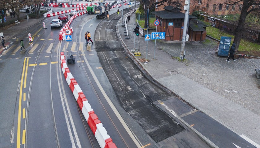 Prace przy przebudowie węzła Drobnera-Dubois. Zdjęcie z 1 grudnia 2025 r.