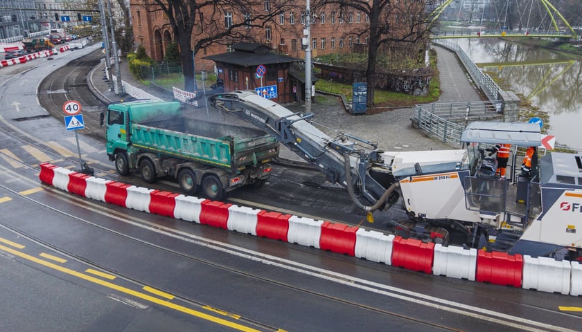 Prace przy przebudowie węzła Drobnera-Dubois. Zdjęcie z 1 grudnia 2025 r.