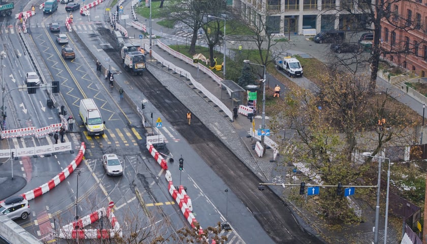 Prace przy przebudowie węzła Drobnera-Dubois. Zdjęcie z 1 grudnia 2025 r.