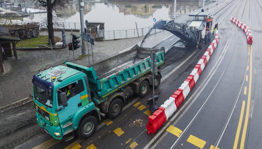 Prace przy przebudowie węzła Drobnera-Dubois. Zdjęcie z 1 grudnia 2025 r.