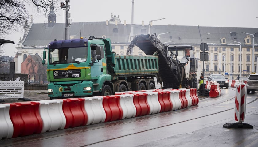 Prace przy przebudowie węzła Drobnera-Dubois. Zdjęcie z 1 grudnia 2025 r.