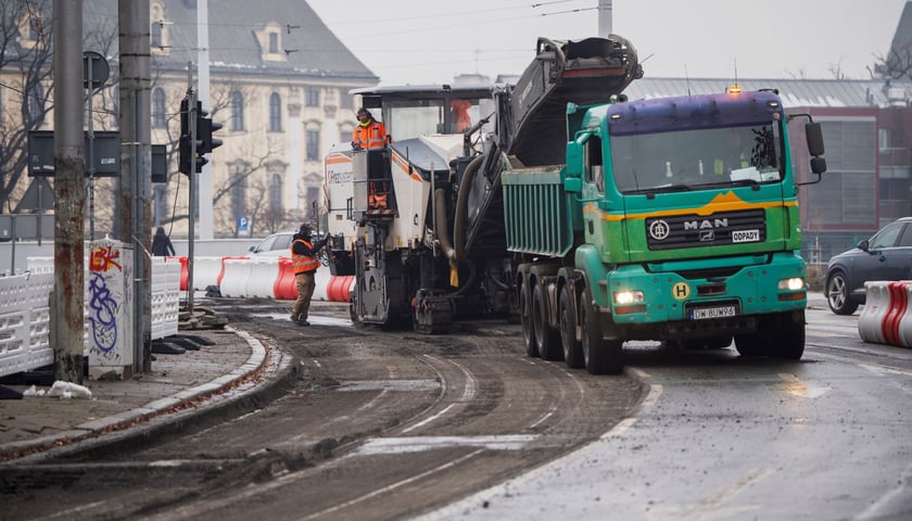 Prace na Drobnera przy skrzyżowaniu z Dubois 