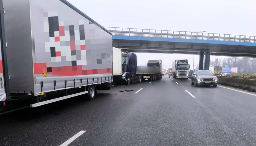 Zderzenie czterech samochodów ciężarowych na A8 - Autostradowej Obwodnicy Wrocławia 