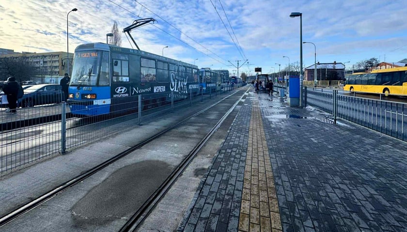 Przystanek "Kwiska" jest na ulicy Legnickiej przy skrzyżowaniu z ulicą Kwiską i Wejherowską 