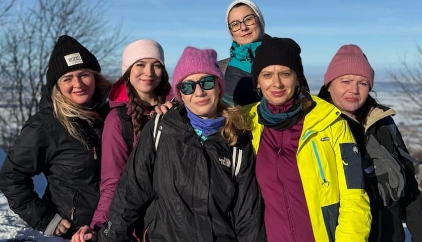 6 kobiet w kurtkach zimowych i czapkach, w tle drzewa i śnieg. 28 listopada w ramach obchodów 100-lecia Kobiet w Policji zorganizowano wspólne wyjście w góry policjantek.