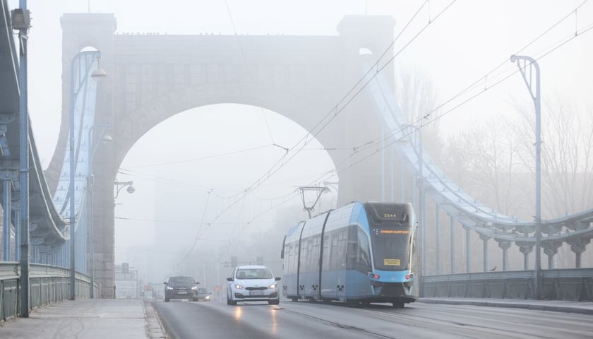 Most Grunwaldzki we mgle, zdjęcie ilustracyjne