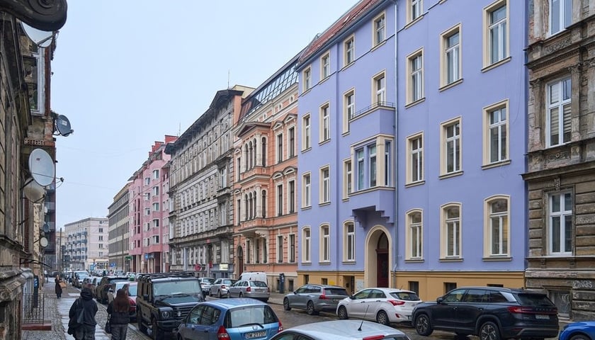 Pierzeja kamienic z wyremontowaną Lelewela 10 (1 grudnia 2025)