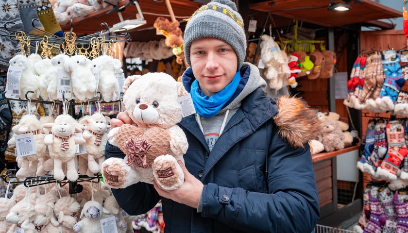 Mężczyzna trzymający w rękach maskotkę