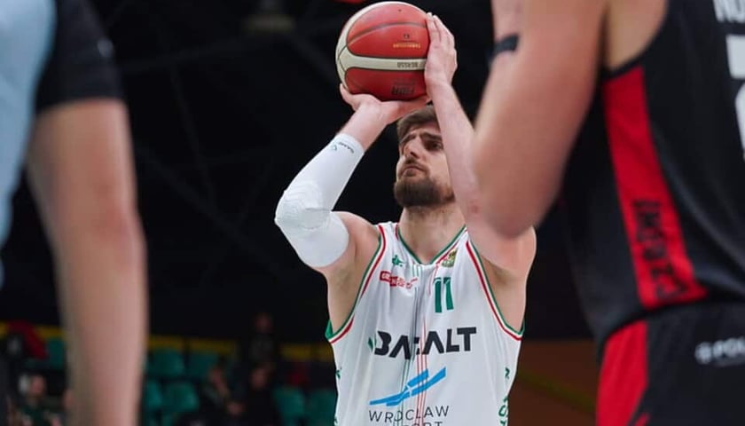 Ajdin Penava na linii rzutów wolnych podczas meczu Śląska z Czarnymi Słupsk w Orbicie 