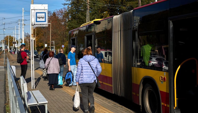 Zdjęcie ilustracyjne - przystanek autobusowy 