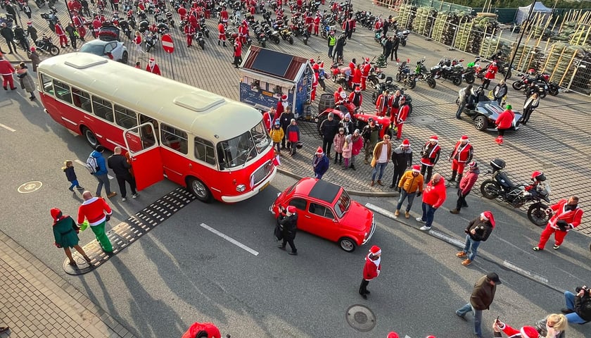 Mężczyźni w strojach św. Mikołaja. Moto Mikołaje podczas poprzedniej edycji