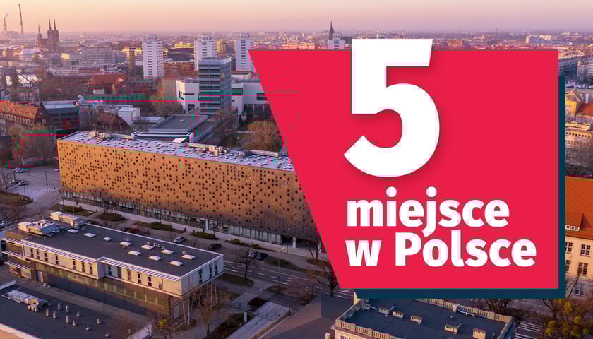 Na zdjęciu panorama kampusu PWR i medalion z napisem "5 miejsce w Polsce"