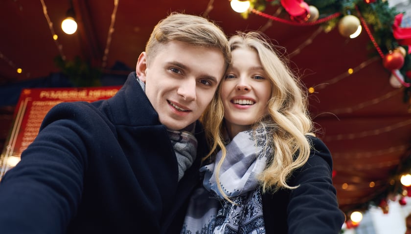 Para na jarmarku, zdjęcie ilustracyjne