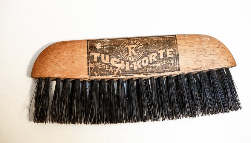 <p>Szczotka - gadżet reklamowy firmy produkującej tekstylia</p>