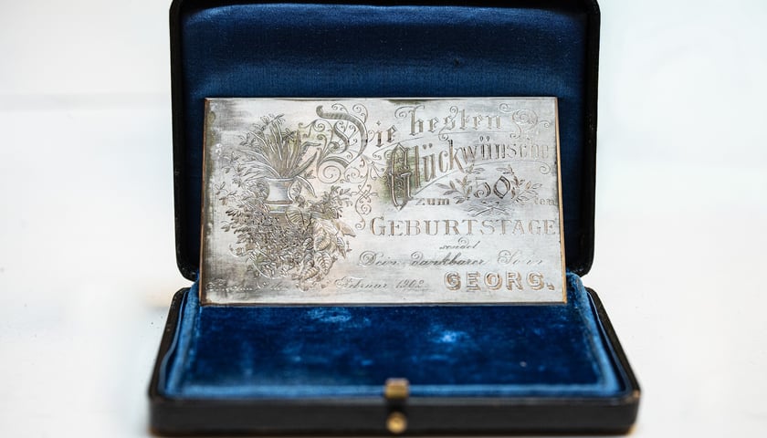 <p>Elegancka, platerowana kartka urodzinowa</p>