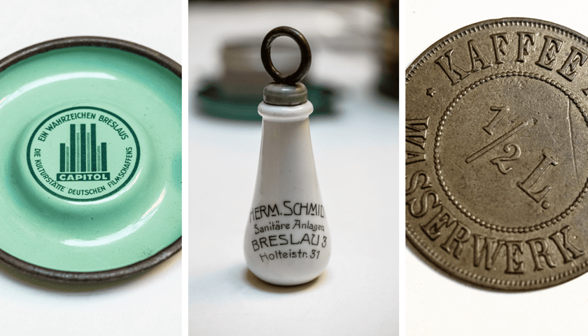 Z lewej zielony talerzyk z logo teatru Capitol z lat 30. XX wieku, w środku ceramiczny przedmiot w kształcie łezki, z napisami, z prawej moneta, za którą można kupić pół litra kawy