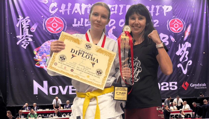 Zuzanna Pietrzak z pucharem, dyplomem i trenerką Mają Kijas