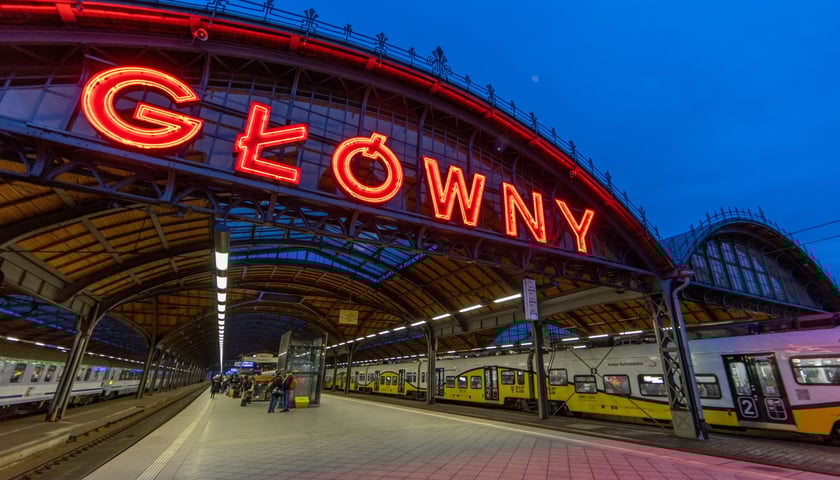 Dworzec kolejowy Wrocław Główny po zmierzchu 