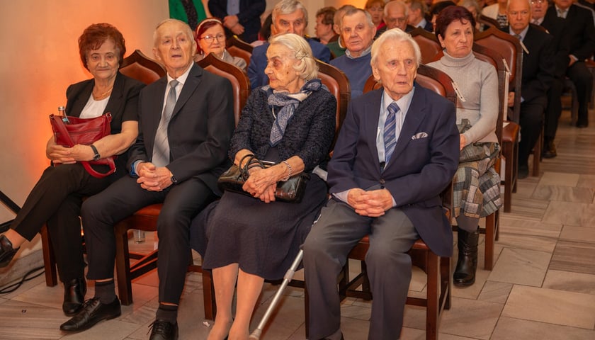Uroczystości odznaczania wrocławskich małżeństw z co najmniej 50-letnim stażem w Starym Ratuszu.