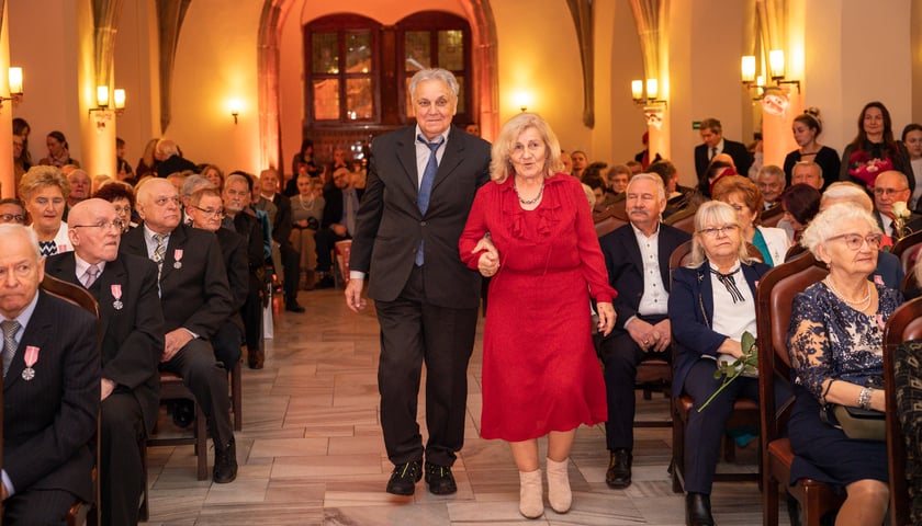 Uroczystości odznaczania wrocławskich małżeństw z co najmniej 50-letnim stażem w Starym Ratuszu.