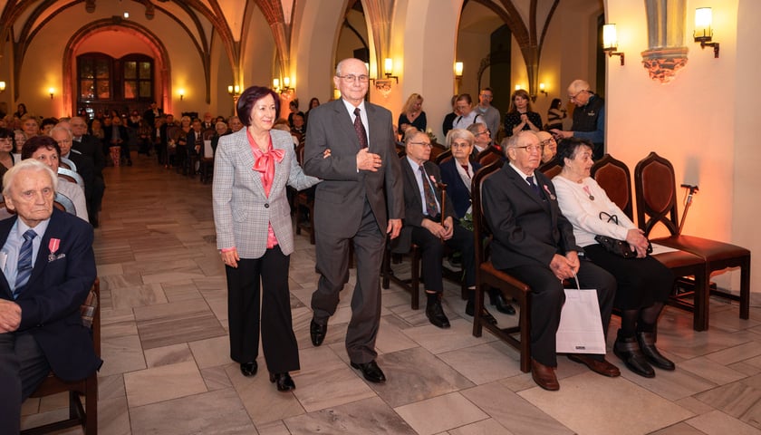 Uroczystości odznaczania wrocławskich małżeństw z co najmniej 50-letnim stażem w Starym Ratuszu.