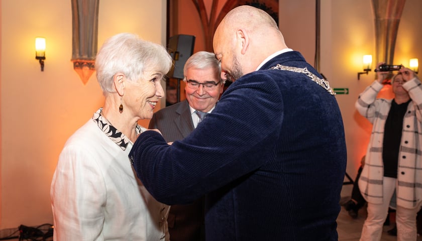 Uroczystości odznaczania wrocławskich małżeństw z co najmniej 50-letnim stażem w Starym Ratuszu.