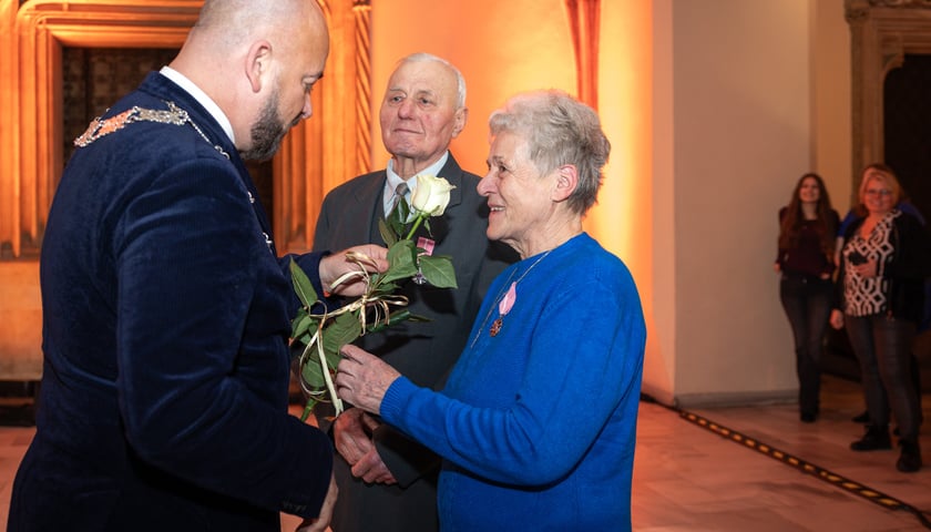 Uroczystości odznaczania wrocławskich małżeństw z co najmniej 50-letnim stażem w Starym Ratuszu.