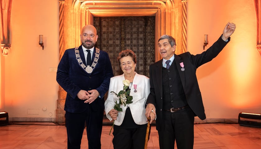 Uroczystości odznaczania wrocławskich małżeństw z co najmniej 50-letnim stażem w Starym Ratuszu.