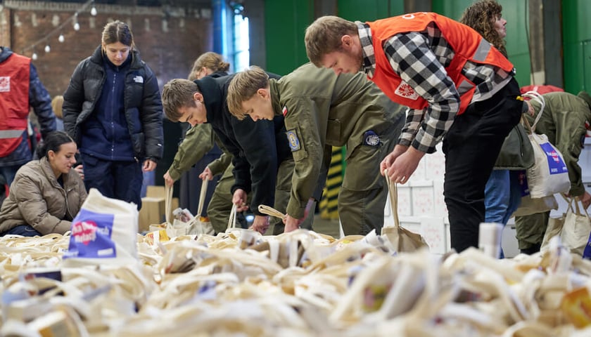 Wolontariusze przygotowują Paczki Dobrych Relacji w Czasoprzestrzeni, 3 grudnia 2025