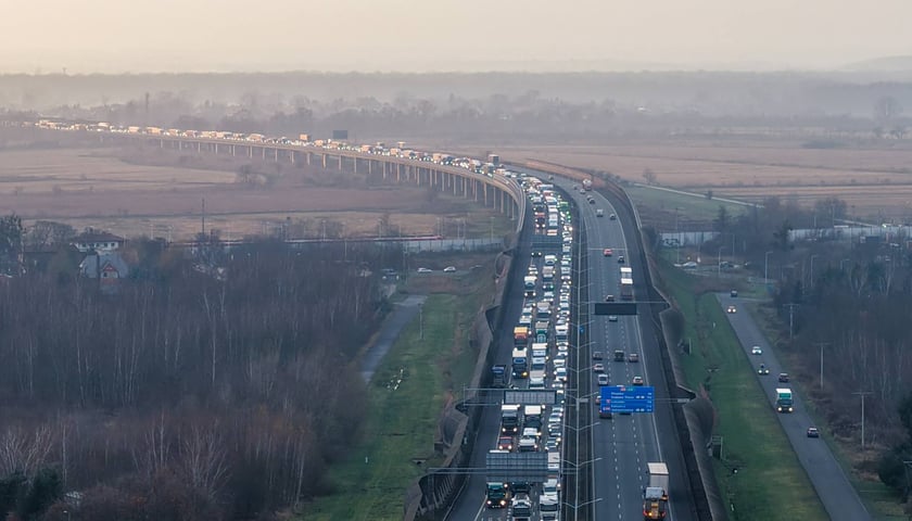 Korek na AOW po zderzeniu 3 samochod&oacute;w - 4 grudnia