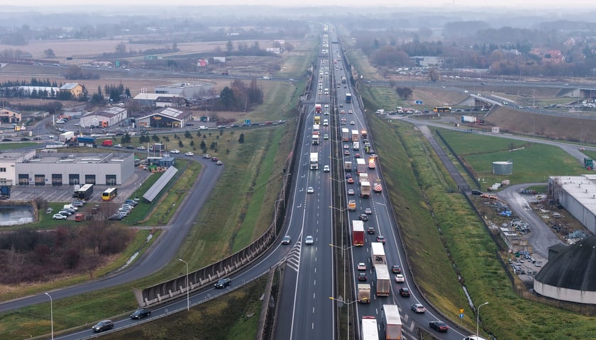 Korek na AOW po zderzeniu 3 samochod&oacute;w - 4 grudnia