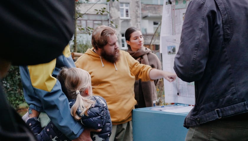 Podwórkowe konsultacje społeczne, zdjęcie archiwalne, ilustracyjne