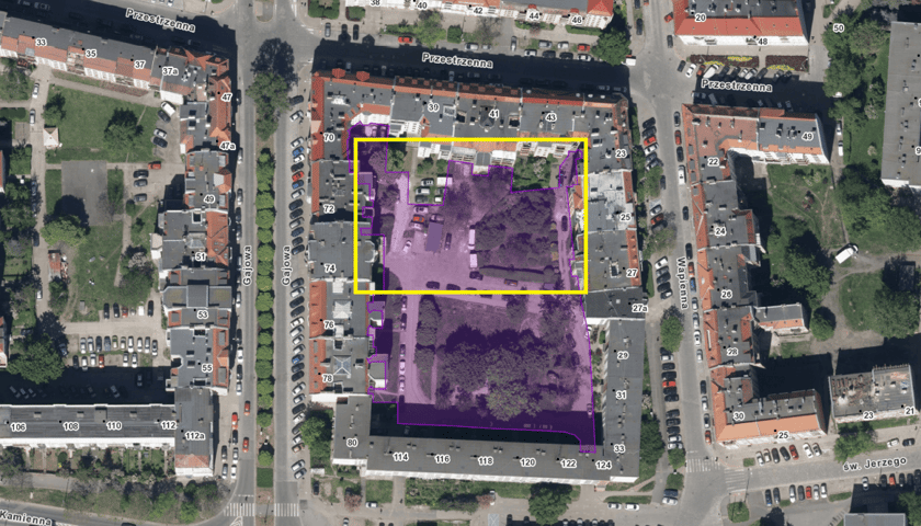 <p>Lokalizacja konsultowanego miejsca - p&oacute;łnocna część podw&oacute;rka.</p>