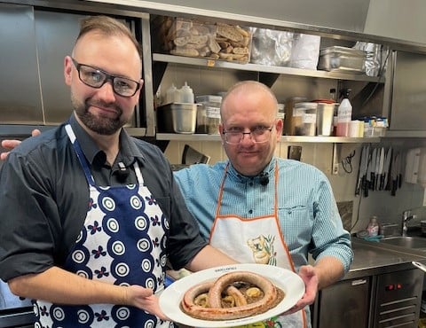 Dr Tomasz Sielicki i dr Grzegorz Sobel w kuchni Restauracji Wrocławskiej przyrządzają dumnego Henryka