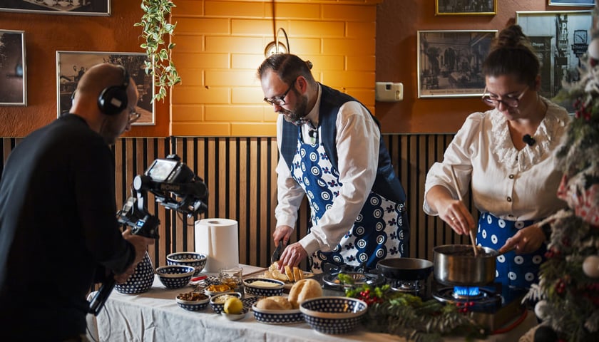 Kamila Kokot i Tomasz Sielicki przygotowują świąteczną kluskę makową. Zdjęcie wykonane podczas kręcenia filmu