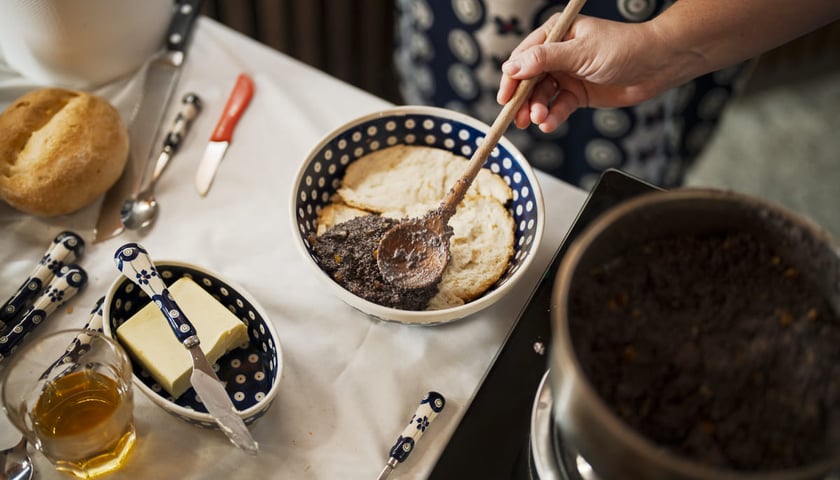 Kamila Kokot i Tomasz Sielicki przygotowują świąteczną kluskę makową. Zdjęcie wykonane podczas kręcenia filmu